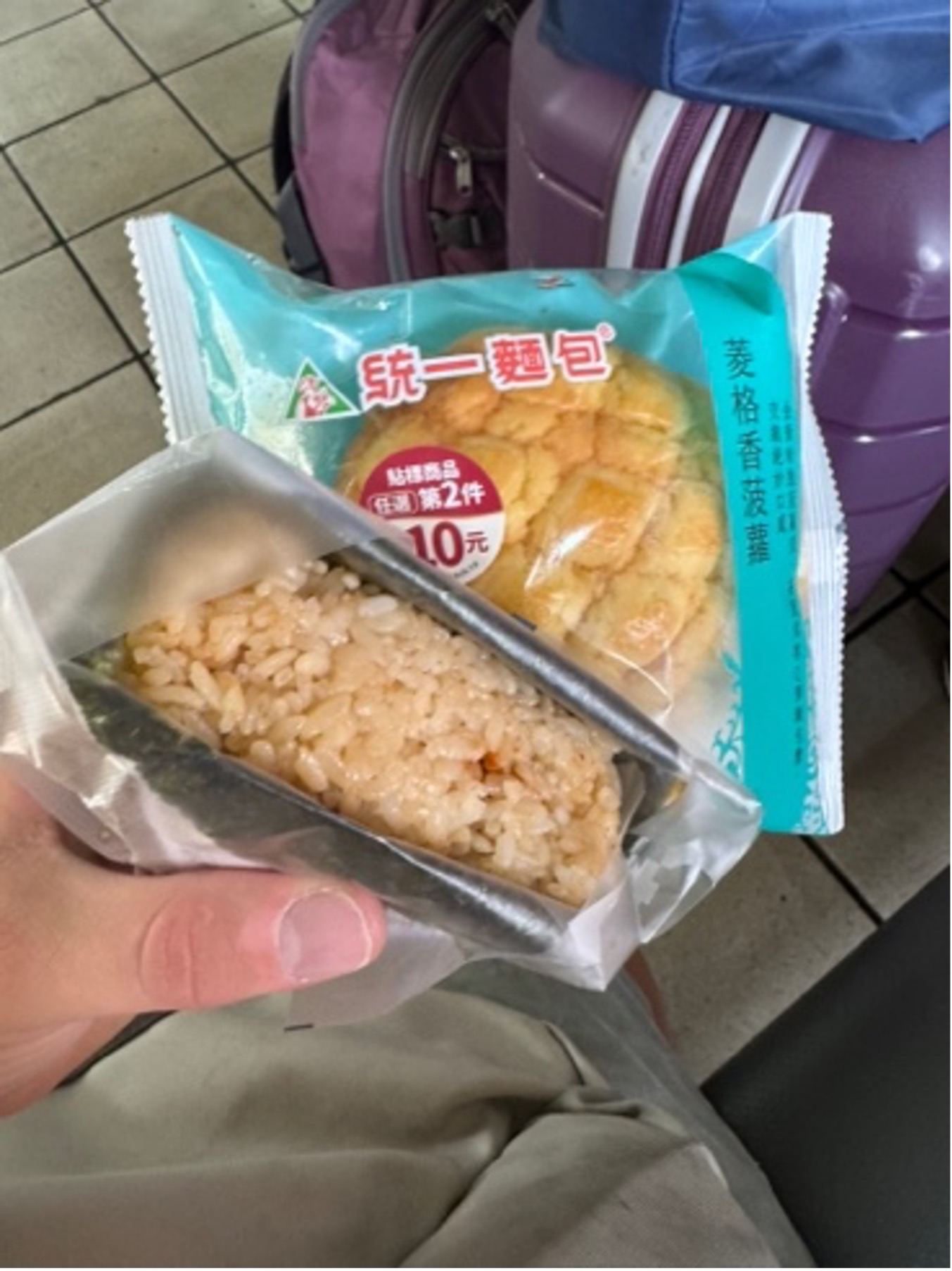 粽子 rice ball, and a cheses pastery.